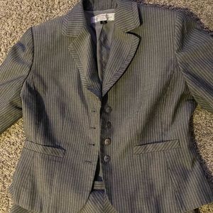 Beautiful Tahari Women’s Suit 2 piece